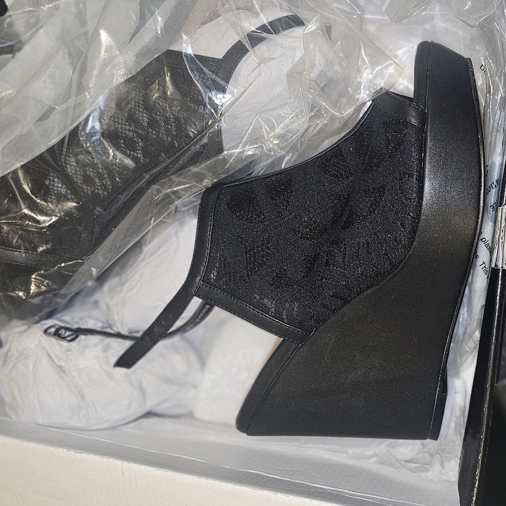 TORRID LACE WEDGE 10W BNIB!!
